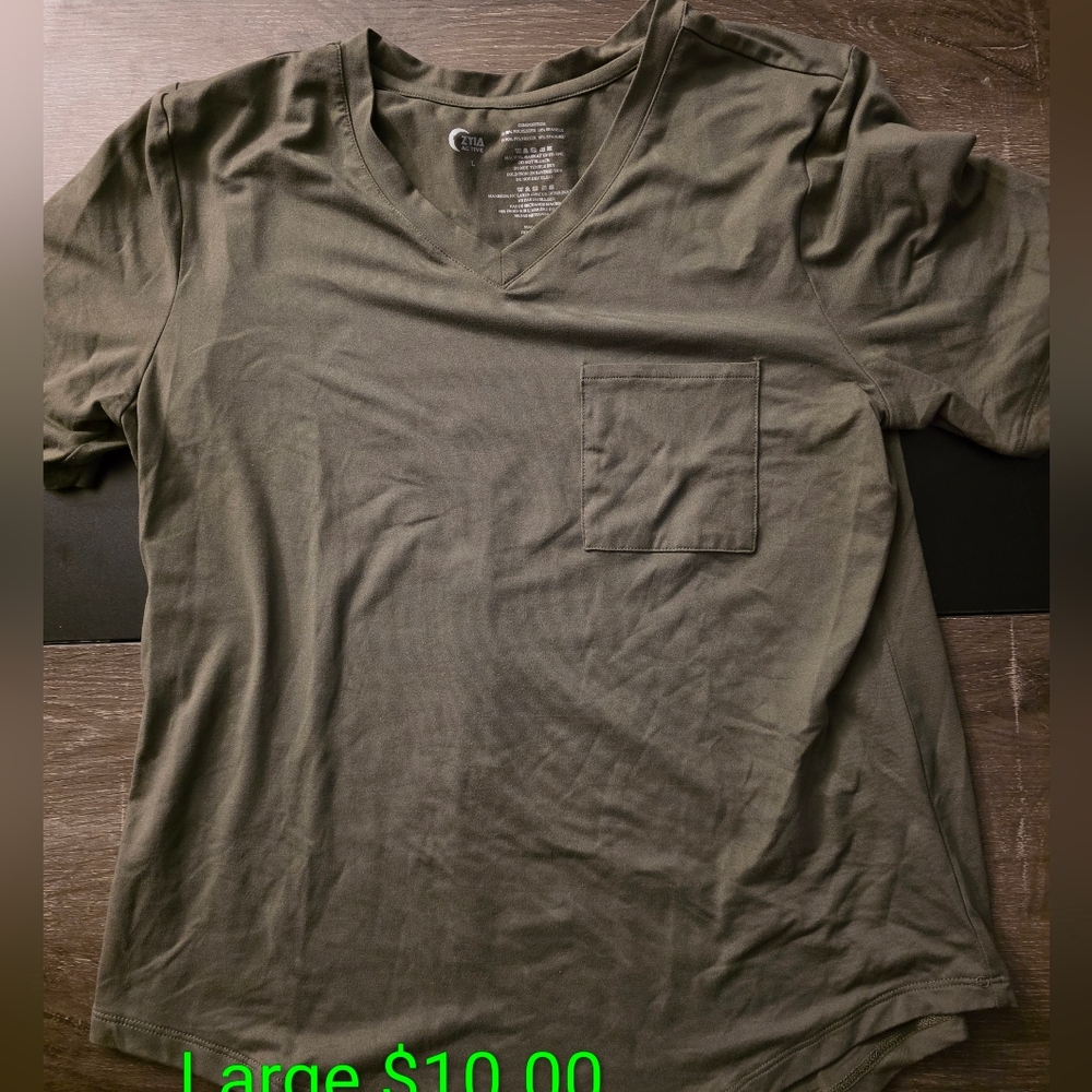 Women's V-Neck Pocket Tee in Olive Green